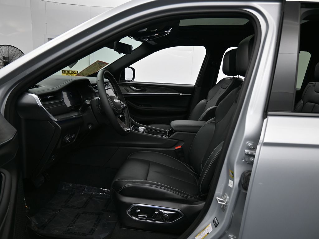 Used 2024 Silver Zynith Jeep Overland image 12