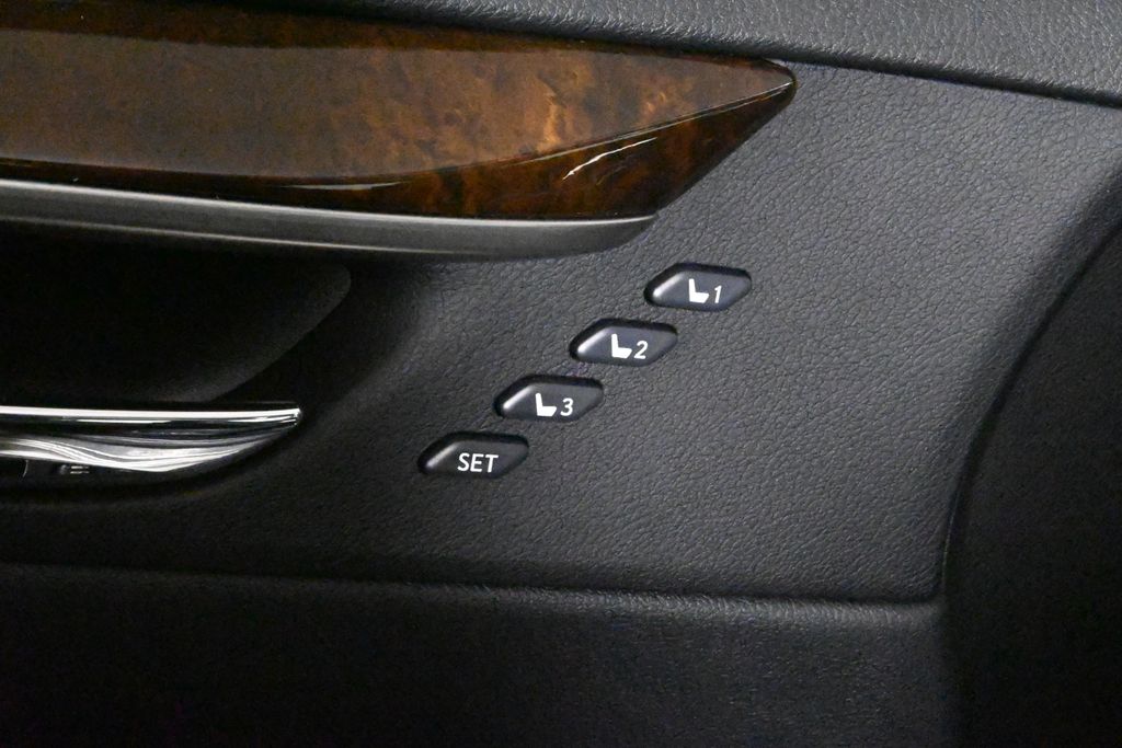 Thumbnail: 2018 Lexus ES - 32