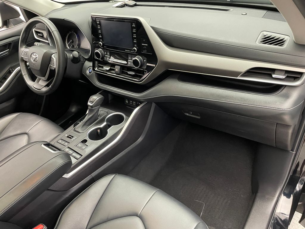 Thumbnail: 2022 Toyota Highlander - 16