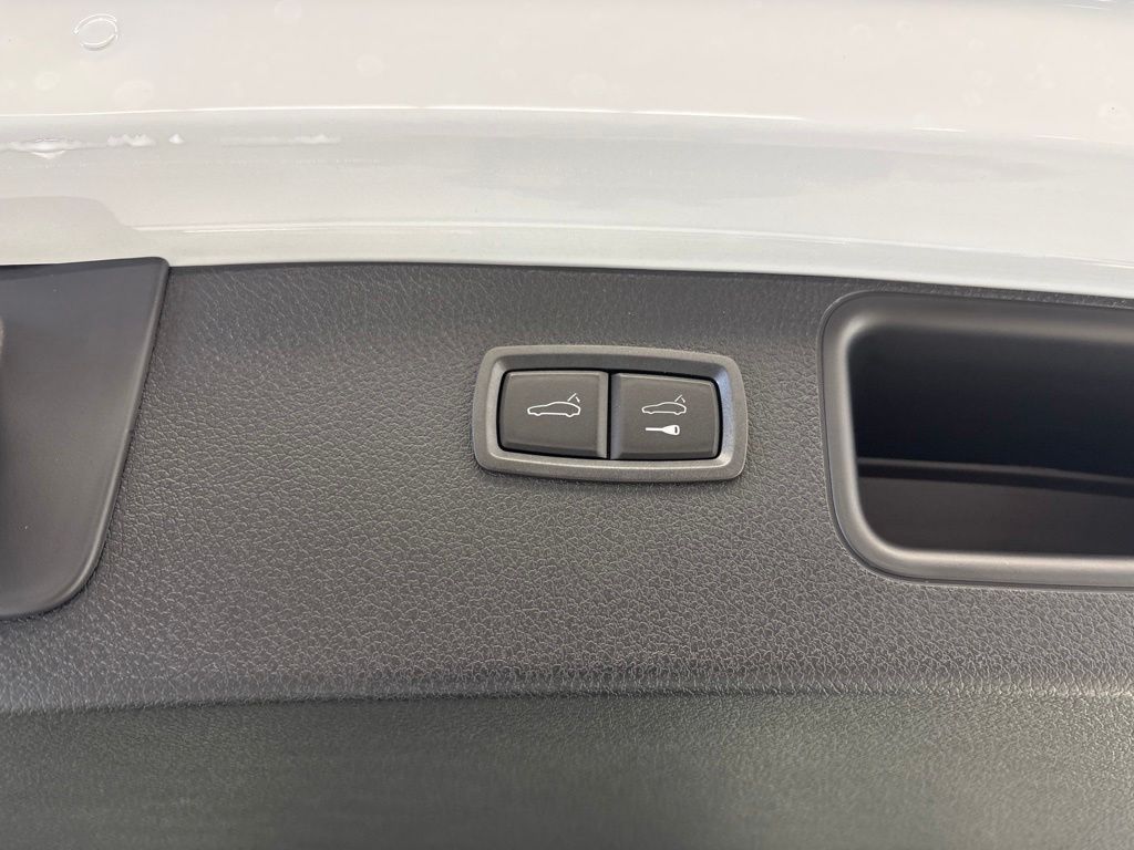 Thumbnail: 2026 Porsche Macan - 20