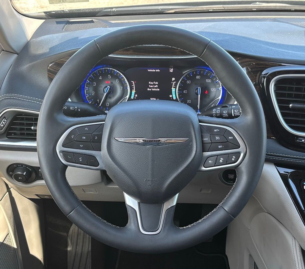 2023 Chrysler Pacifica Limited photo