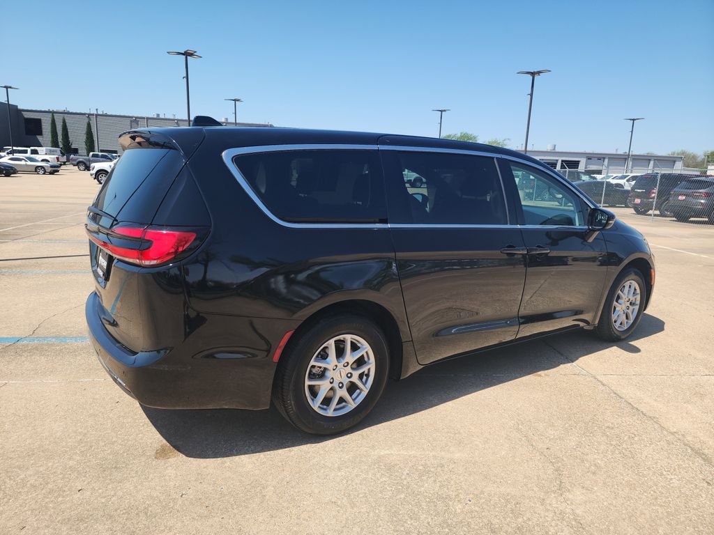 2024 Chrysler Pacifica Touring L photo