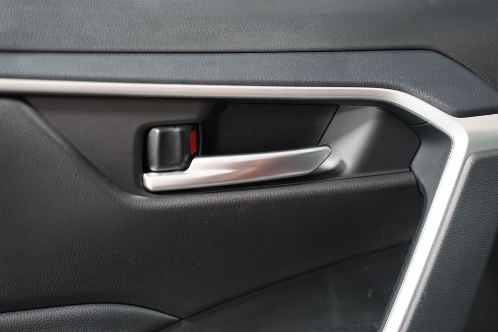 2025 Toyota RAV4 XLE 32