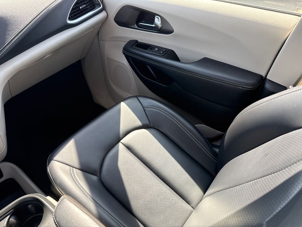 Used 2023 Chrysler Pacifica Van