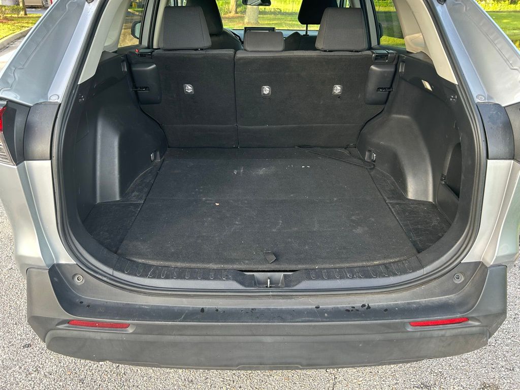 2022 Toyota RAV4 LE 10