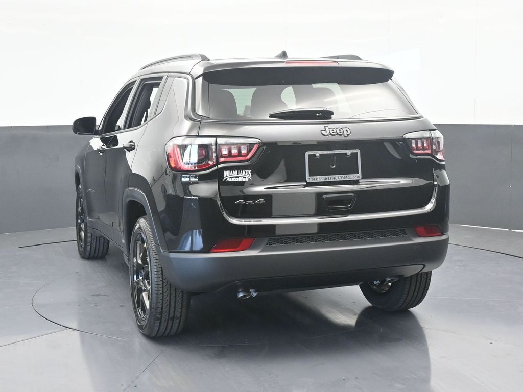 New 2026 Diamond Black Crystal Pearlcoat Jeep Latitude image 7