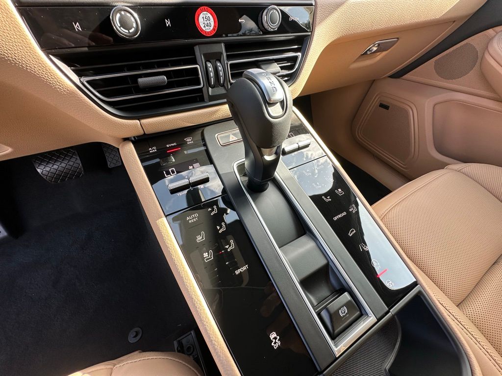 2025 Porsche Macan  24