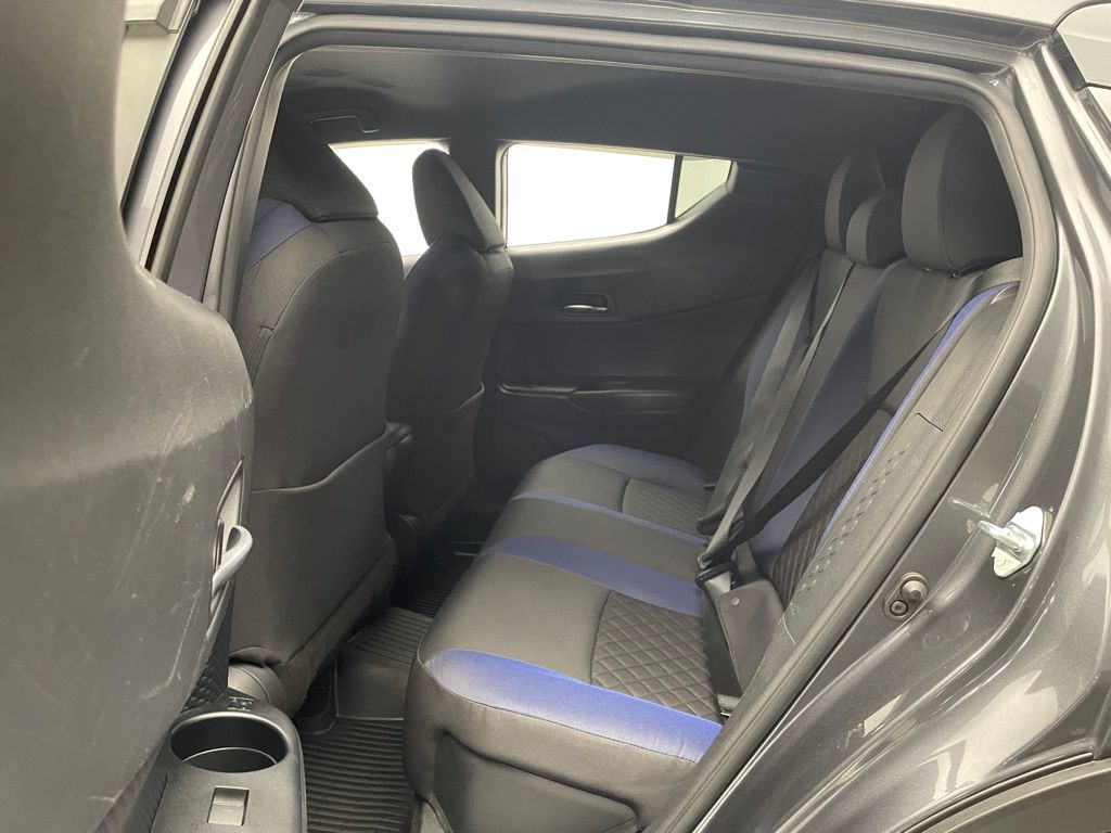2020 Toyota C-HR XLE 32