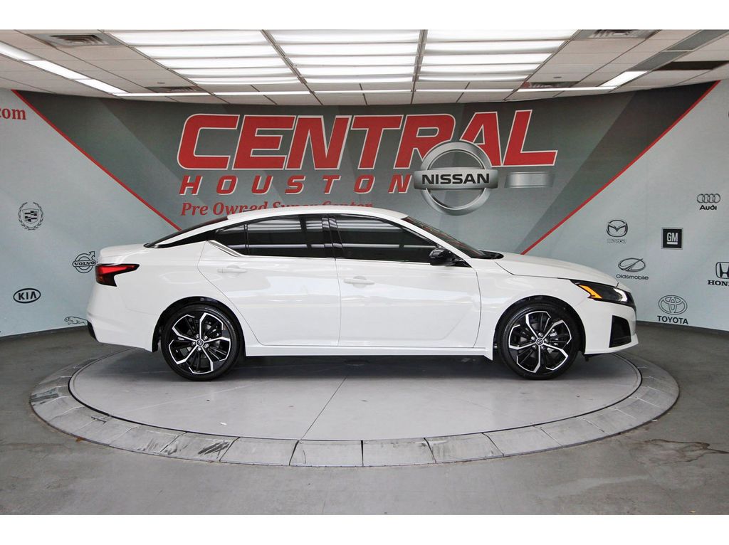 2026 Nissan Altima 2.5 SR White at Central Houston Nissan