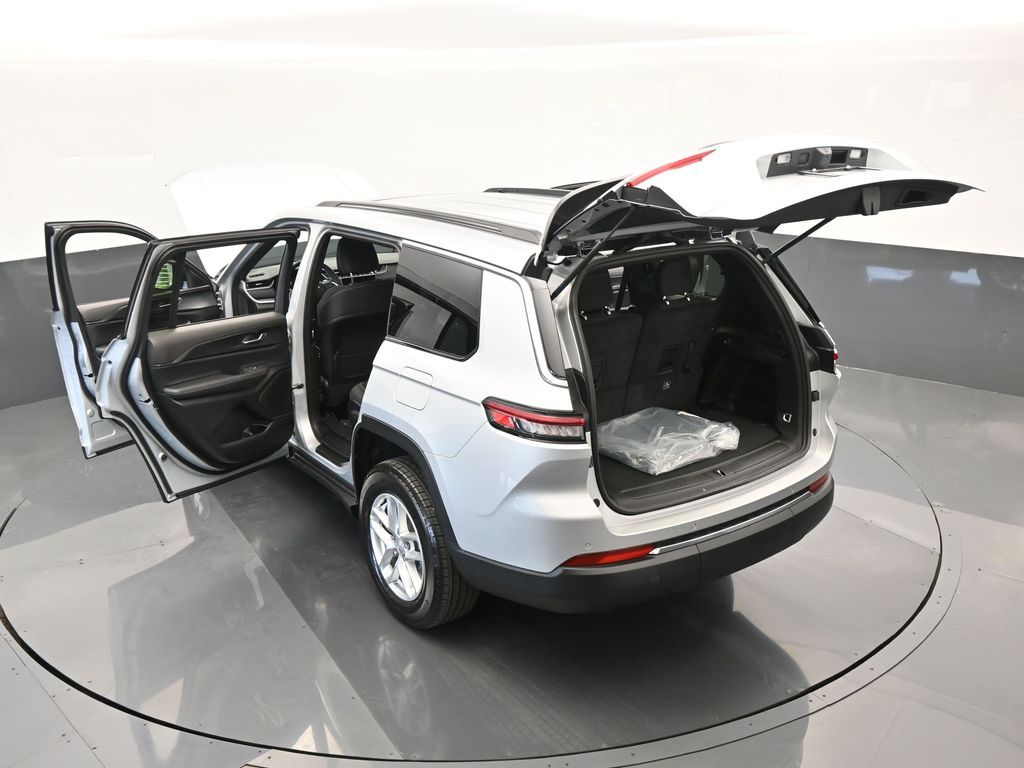 Used 2024 Silver Zynith Jeep Laredo image 57