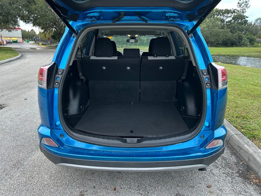 Thumbnail: 2018 Toyota RAV4 - 9