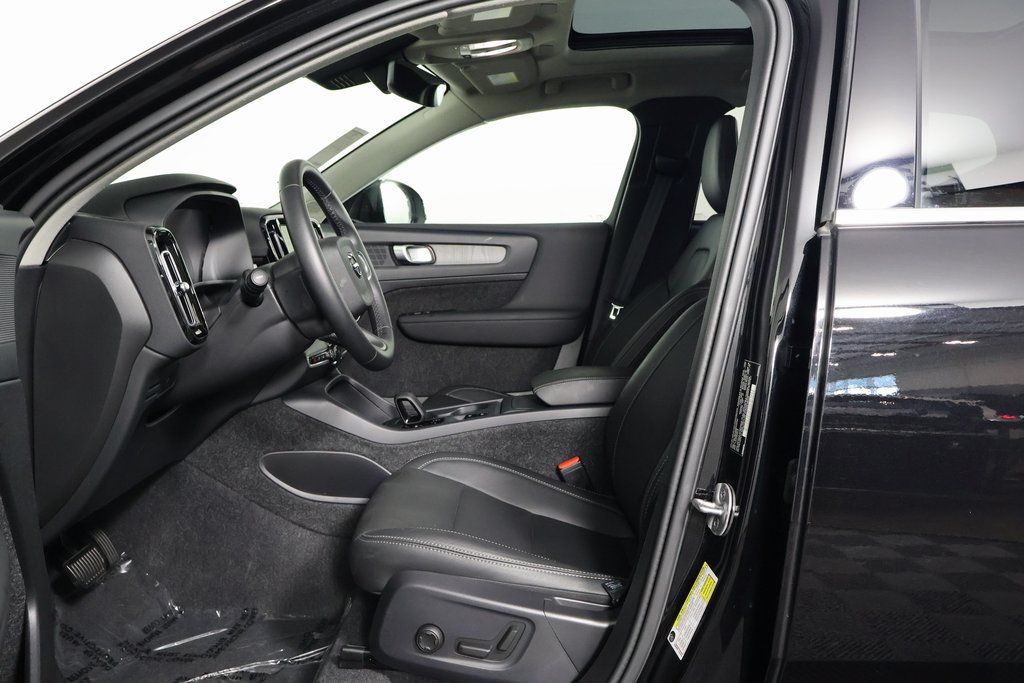 Thumbnail: 2025 Volvo XC40 - 10