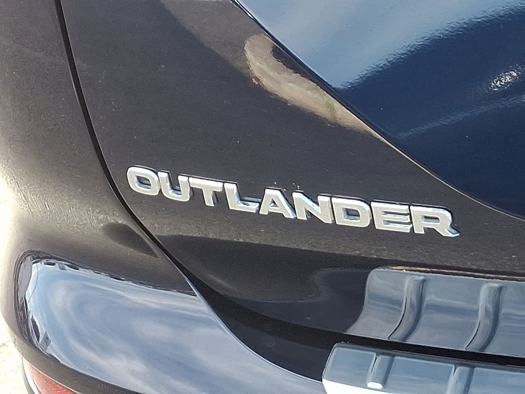 Thumbnail: 2023 Mitsubishi Outlander - 32