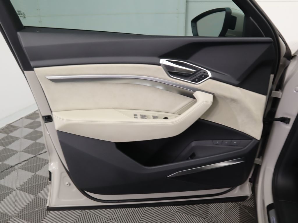 Thumbnail: 2019 Audi e-tron - 25