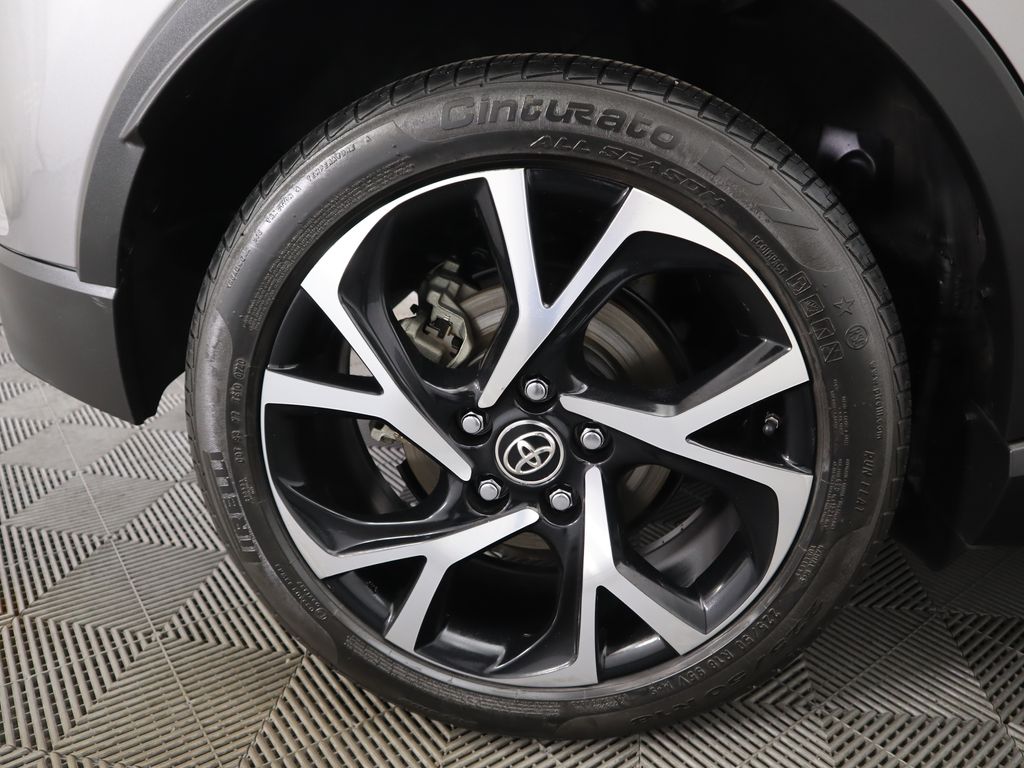 2018 Toyota C-HR XLE 32