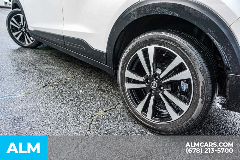 Used 2018 White Nissan SV image 16