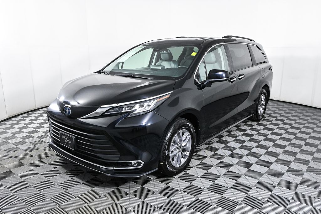 2023 Toyota Sienna XLE Hybrid 3