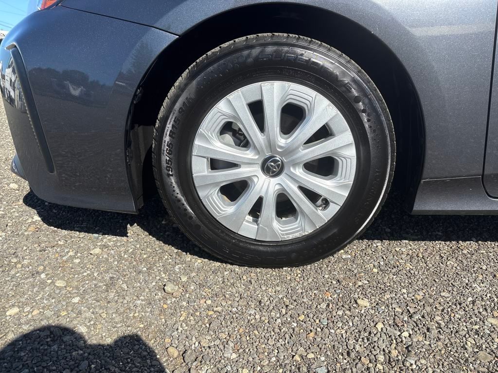 2022 Magnetic Gray Metallic Toyota Prius L FWD Hatchback