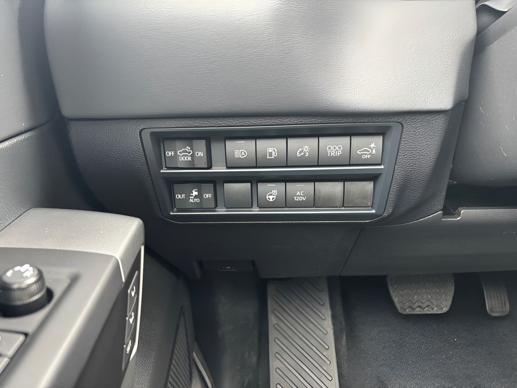 2025 Toyota Tundra CrewMax Platinum photo 14