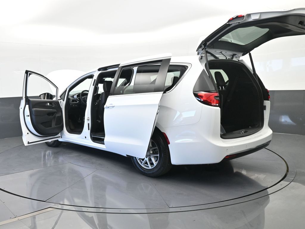 New 2026 Bright White Clearcoat Chrysler Select image 73