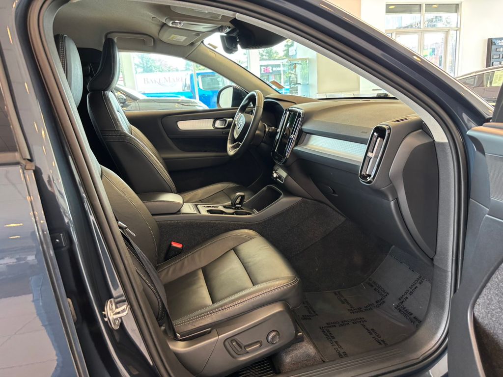 2022 Volvo XC40 Momentum