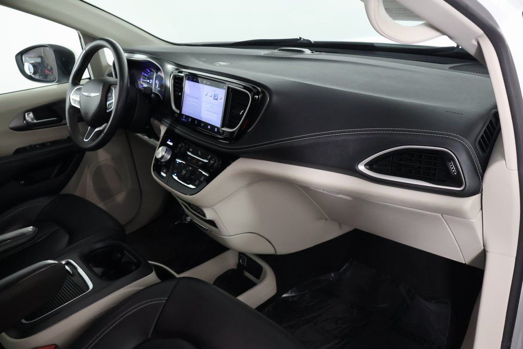 Thumbnail: 2023 Chrysler Pacifica - 9