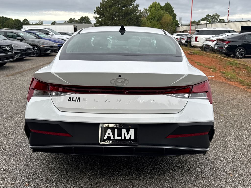 2025 Hyundai Elantra SE photo 4