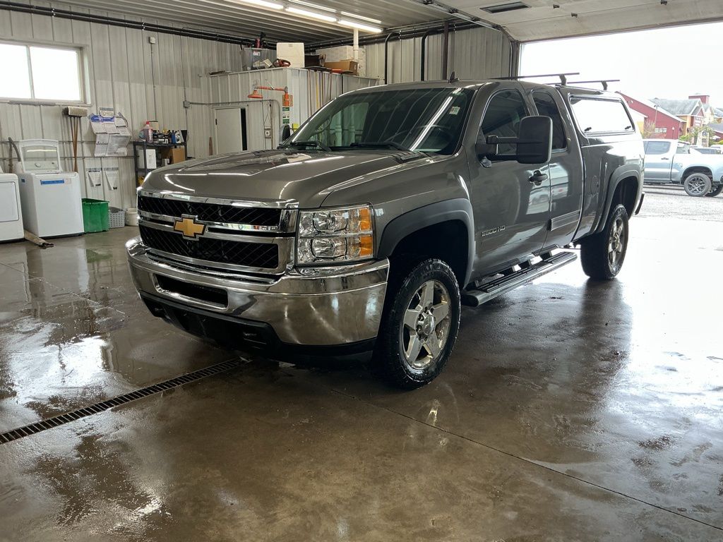 Graystone Metallic 2013 Chevrolet Silverado 2500HD Pickup Truck Four-Wheel Drive 6-Speed Automatic Overdrive