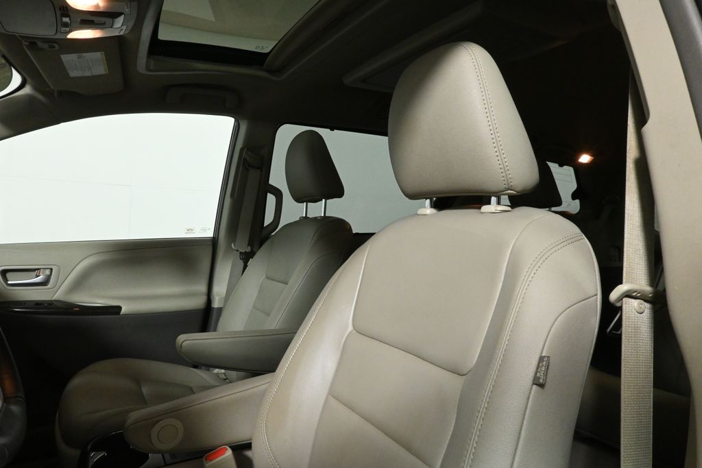 2019 Toyota Sienna XLE Premium 16