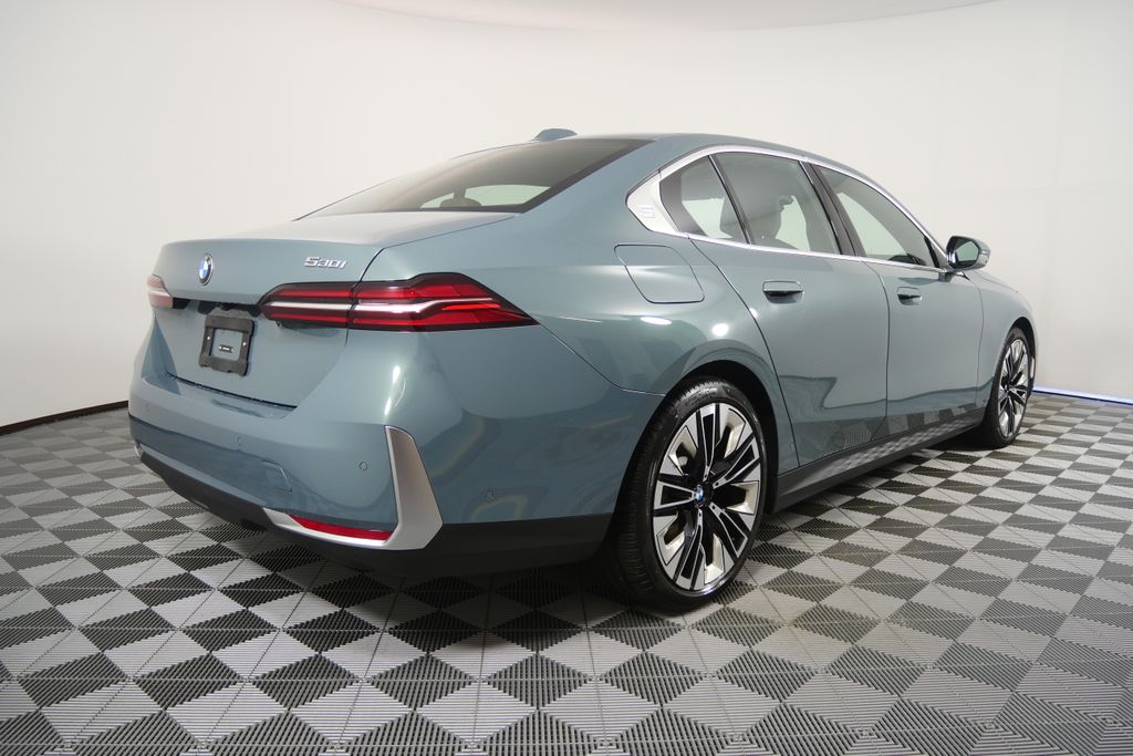 Thumbnail: 2025 BMW 5 Series - 3