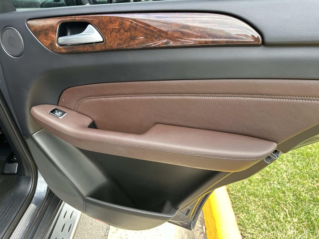 Thumbnail: 2015 Mercedes-Benz M-Class - 21