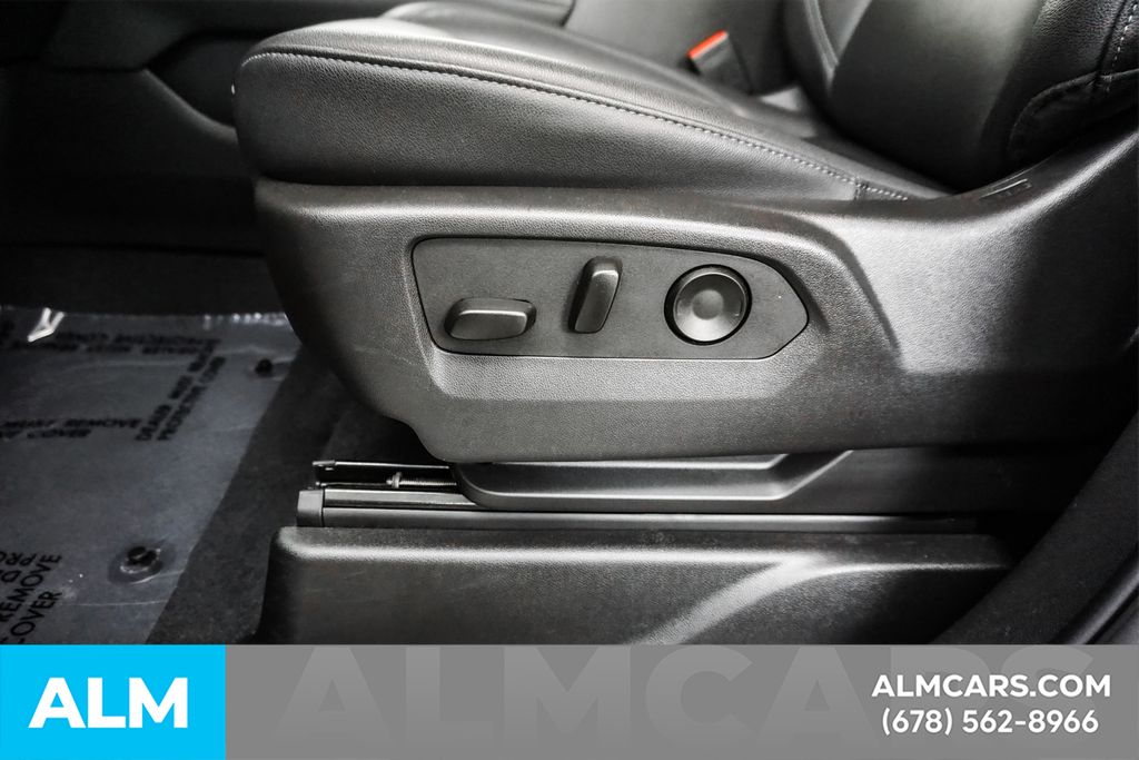 Used 2025 White Chevrolet LT image 33