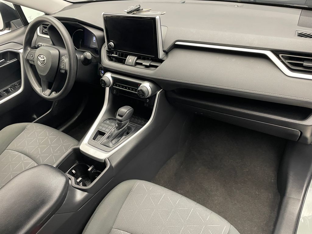2023 Toyota RAV4 XLE 16