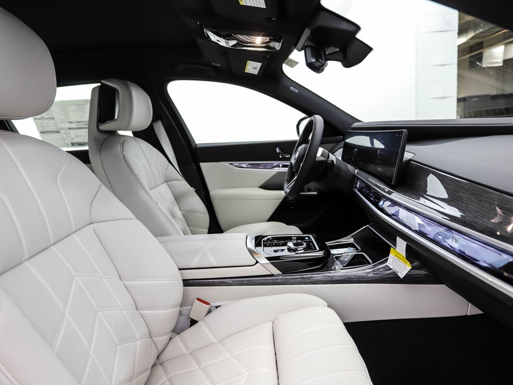 2025 BMW i7 xDrive60 31