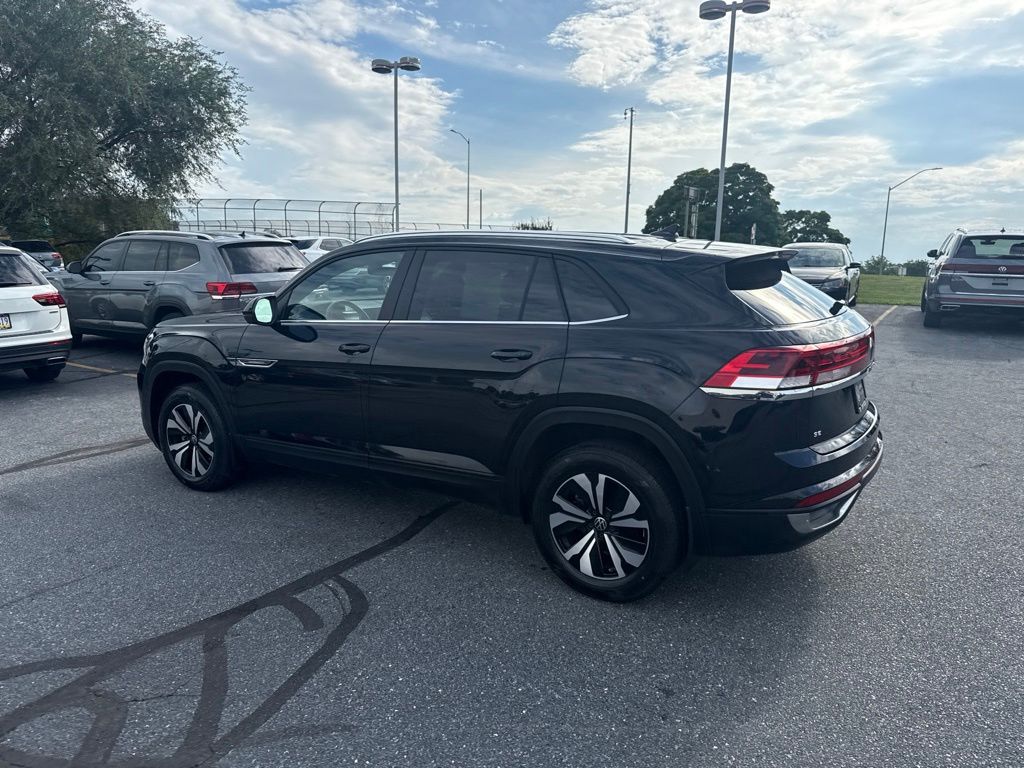 2024 Volkswagen Atlas Cross Sport 2.0T SE Black at Subaru and VW of Moon Township