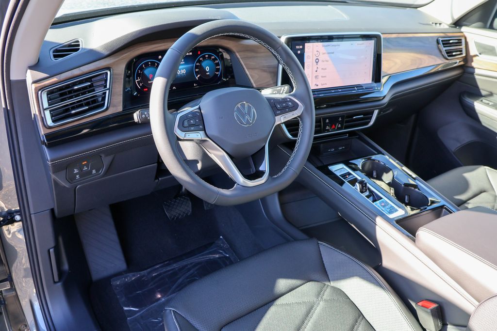 2025 Volkswagen Atlas 2.0T SE w/Technology 3