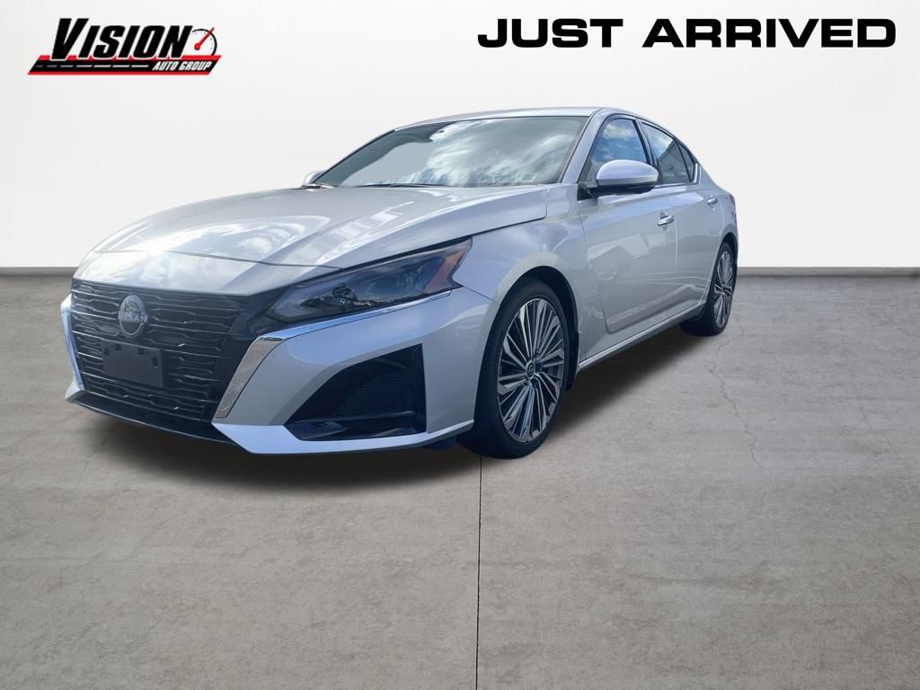 Brilliant Silver Metallic 2025 Nissan Altima Sedan Front-Wheel Drive Continuously Variable Transmission