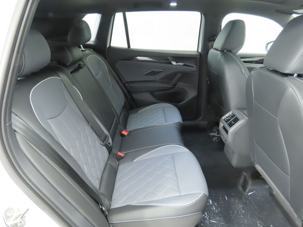 2025 Volkswagen Tiguan SE R-Line 24