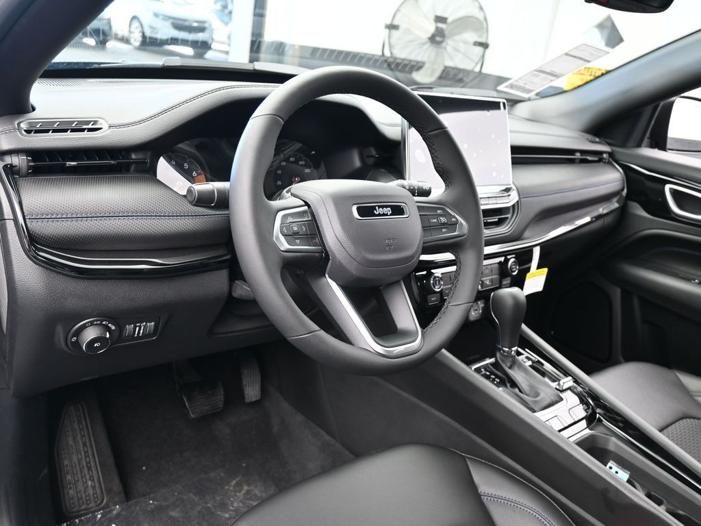 New 2026 diamond black crystal pearlcoat Jeep Latitude image 12