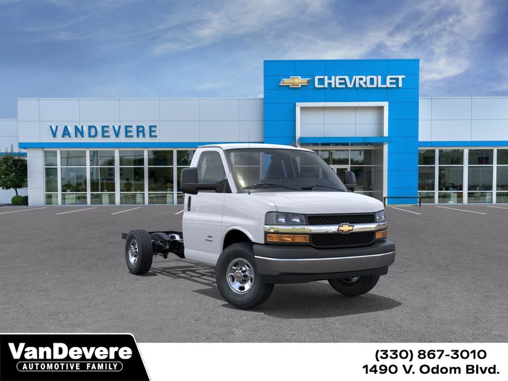 Summit White 2025 Chevrolet Express Chassis Van Rear-Wheel Drive 8-Speed Automatic