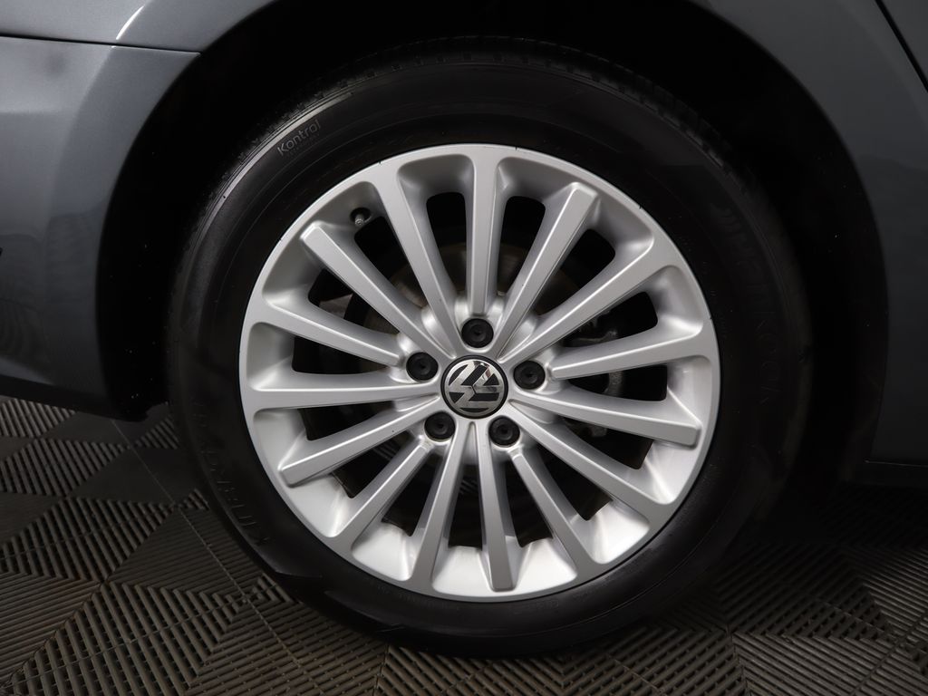 2017 Volkswagen Passat SE 31