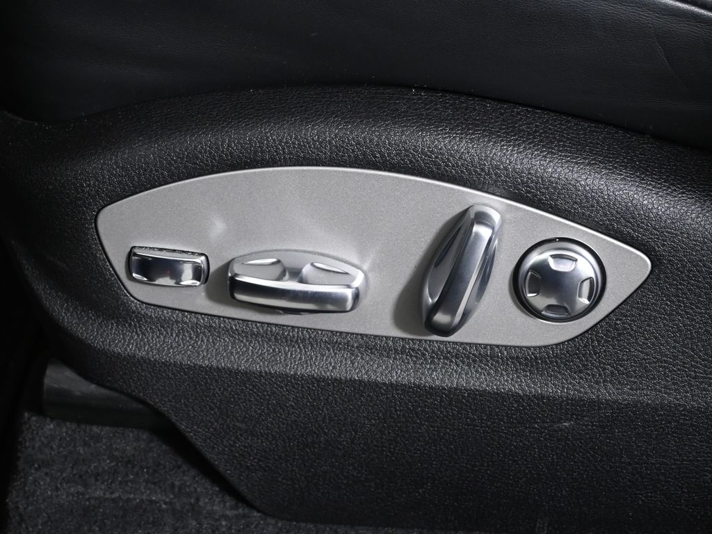 Thumbnail: 2024 Porsche Macan - 30