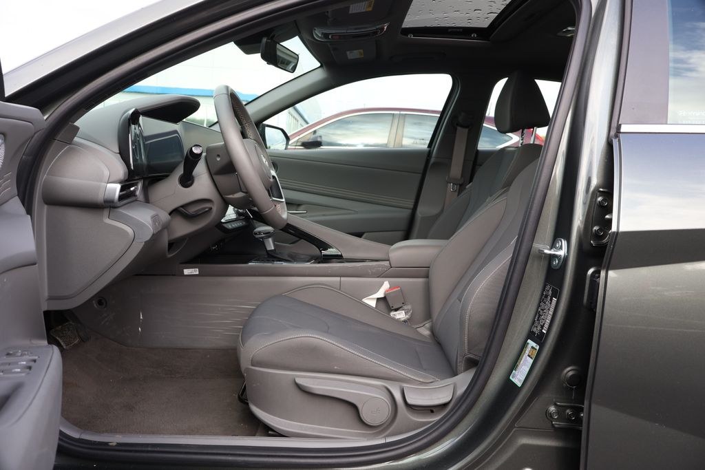 2025 Hyundai Elantra SEL 12
