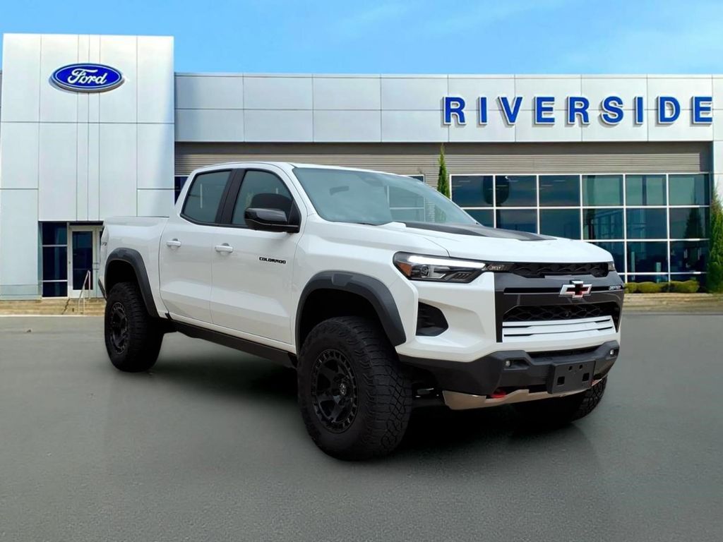 Summit White 2024 Chevrolet Colorado Pickup Truck Four-Wheel Drive 8-Speed Automatic