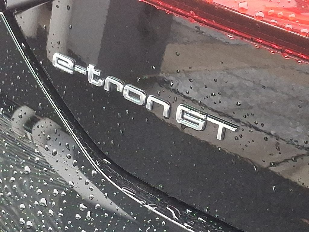 Thumbnail: 2022 Audi e-tron GT - 30