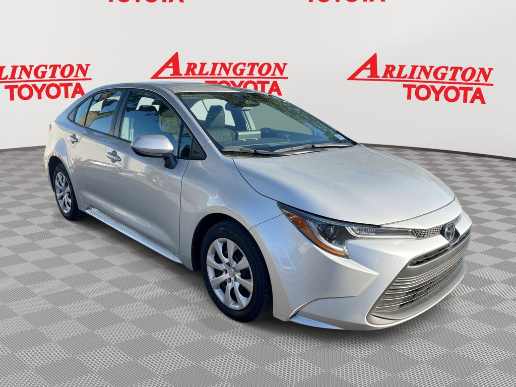 2024 Toyota Corolla LE's photo
