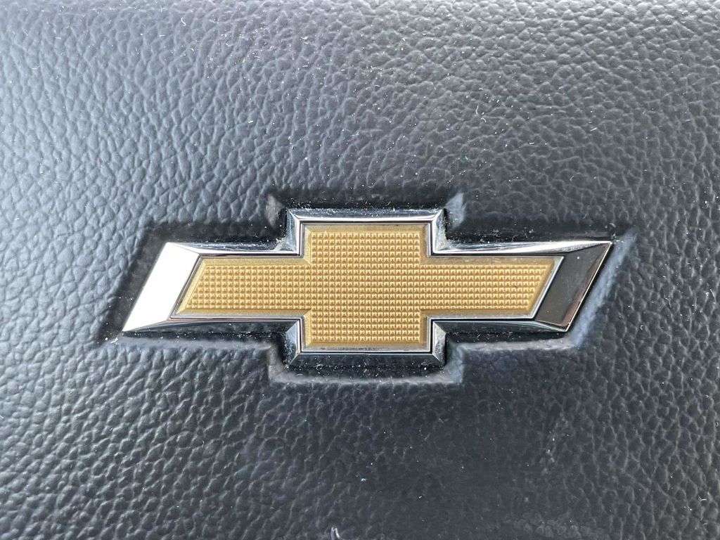 2023 Summit White Chevrolet Traverse LT Leather FWD SUV