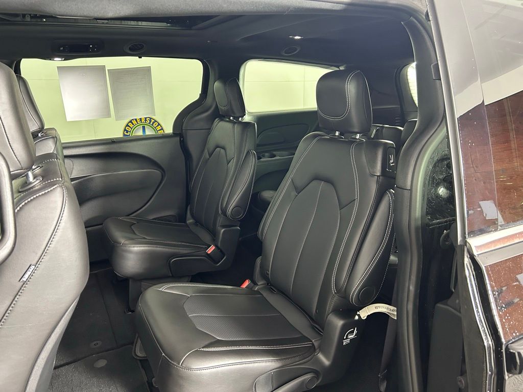 Used 2025 Black Chrysler Select image 16