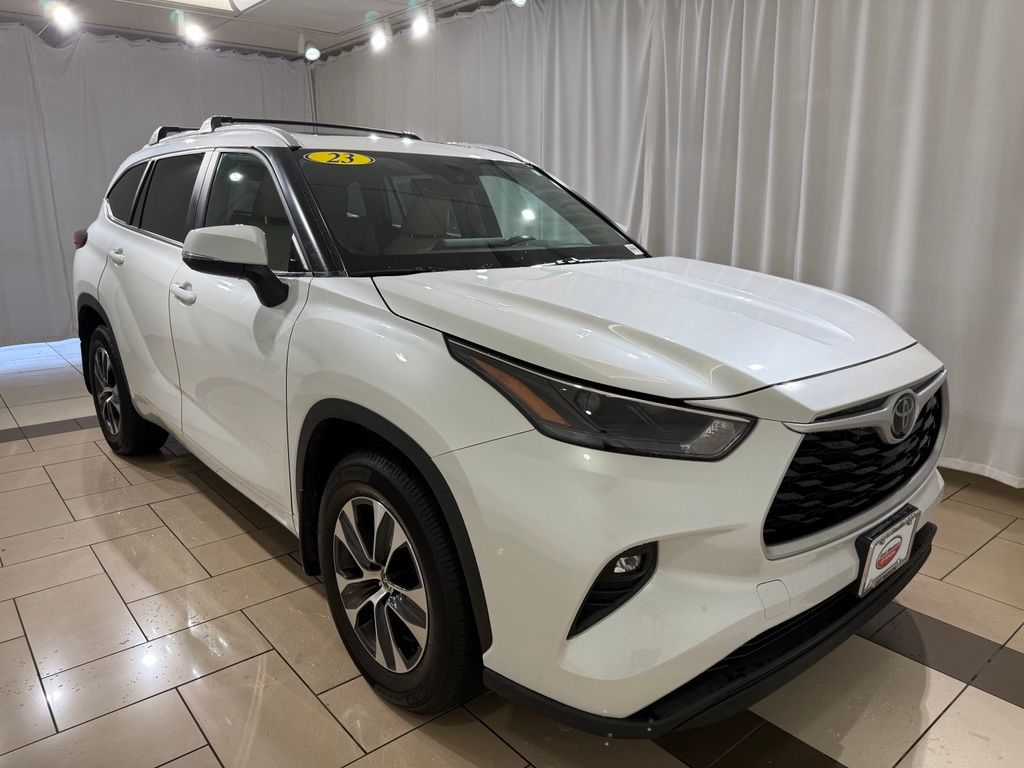 Thumbnail: 2023 Toyota Highlander - 7