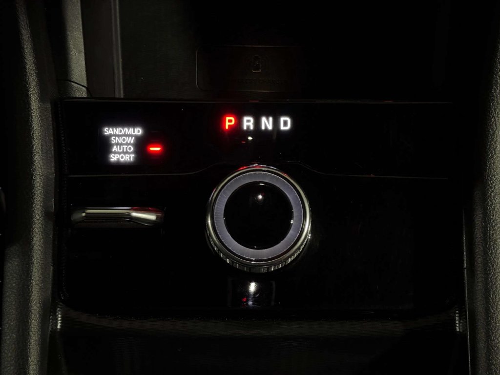 Used 2024 Diamond Black Crystal Pearlcoat Jeep Limited image 19